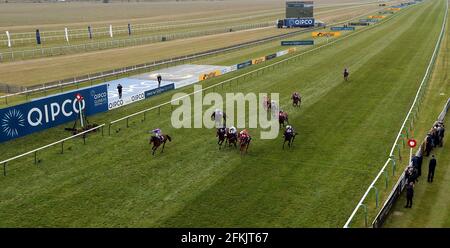 Madre Terra guidata da jockey Frankie Dettori vince il Qipco 1000 Guineas Stakes durante il 1000 Guineas Day, parte del QIPCO Guineas Festival presso l'ippodromo di Newmarket. Data immagine: Domenica 2 maggio 2021. Foto Stock