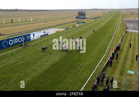 Madre Terra guidata da jockey Frankie Dettori vince il Qipco 1000 Guineas Stakes durante il 1000 Guineas Day, parte del QIPCO Guineas Festival presso l'ippodromo di Newmarket. Data immagine: Domenica 2 maggio 2021. Foto Stock