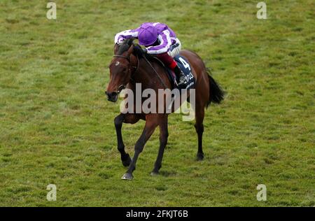 Madre Terra guidata da jockey Frankie Dettori vince il Qipco 1000 Guineas Stakes durante il 1000 Guineas Day, parte del QIPCO Guineas Festival presso l'ippodromo di Newmarket. Data immagine: Domenica 2 maggio 2021. Foto Stock