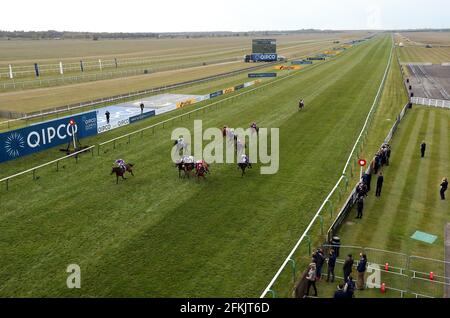 Madre Terra guidata da jockey Frankie Dettori vince il Qipco 1000 Guineas Stakes durante il 1000 Guineas Day, parte del QIPCO Guineas Festival presso l'ippodromo di Newmarket. Data immagine: Domenica 2 maggio 2021. Foto Stock