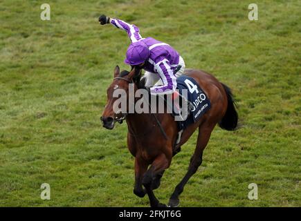 Madre Terra guidata da jockey Frankie Dettori vince il Qipco 1000 Guineas Stakes durante il 1000 Guineas Day, parte del QIPCO Guineas Festival presso l'ippodromo di Newmarket. Data immagine: Domenica 2 maggio 2021. Foto Stock