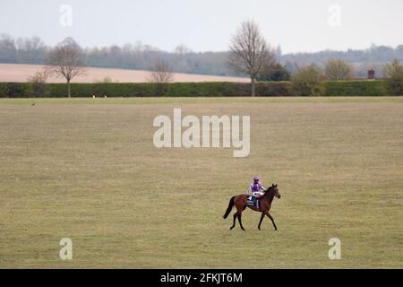 Madre Terra guidata dal fantino Frankie Dettori dopo aver vinto il Qipco 1000 Guineas Stakes durante il 1000 Guineas Day, parte del QIPCO Guineas Festival presso l'ippodromo di Newmarket. Data immagine: Domenica 2 maggio 2021. Foto Stock