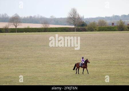 Madre Terra guidata dal fantino Frankie Dettori dopo aver vinto il Qipco 1000 Guineas Stakes durante il 1000 Guineas Day, parte del QIPCO Guineas Festival presso l'ippodromo di Newmarket. Data immagine: Domenica 2 maggio 2021. Foto Stock