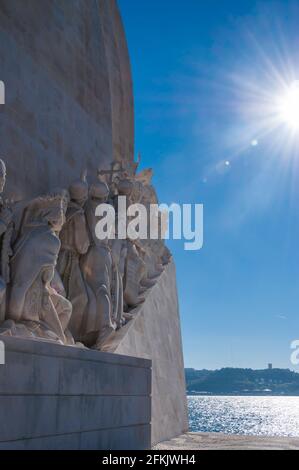 Padrao dos Descobrimentos (Monumento alle scoperte) a Belém. Vista dettagliata con il Ponte 25 de Abril sullo sfondo. Foto Stock