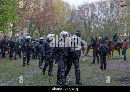 Amburgo, Germania - 1 maggio 2021: Polizia tedesca di rivolta al fianco di una manifestazione con caschi durante. Manifestanti e team di guida della polizia Foto Stock