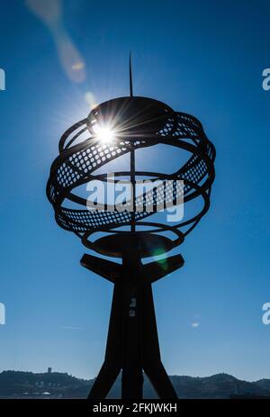 Scultura di una sfera armillare (macchina del mondo) nel distretto di Belem di Lisbona. Foto retroilluminata all'ora blu Foto Stock