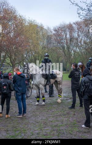 Amburgo, Germania - 1 maggio 2021: La polizia ha montato un team di equitazione al fianco di una manifestazione durante il giorno di maggio, i manifestanti del Labor Day ad Amburgo Foto Stock