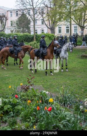 Amburgo, Germania - 1 maggio 2021: La polizia ha montato un team di equitazione al fianco di una manifestazione durante il giorno di maggio, i manifestanti del Labor Day ad Amburgo Foto Stock