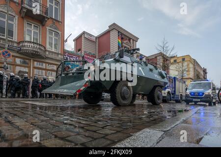 Amburgo, Germania - 1 maggio 2021: Bulldozer, carro armato leggero di polizia tedesca di rivolta in via Schulterblatt a Sternschanze, Amburgo, durante le proteste Foto Stock