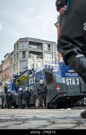 Amburgo, Germania - 1 maggio 2021: Cannoni ad acqua in via Schulterblatt durante le proteste del giorno di maggio, Festa dei lavoratori. Gentificazione in Sternschanze visibile Foto Stock