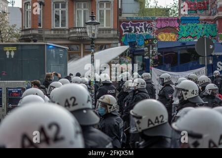 Amburgo, Germania - 1 maggio 2021: Pattugliamento della polizia a bordo di una manifestazione con caschi durante i manifestanti il giorno di maggio, Festa del lavoro Foto Stock