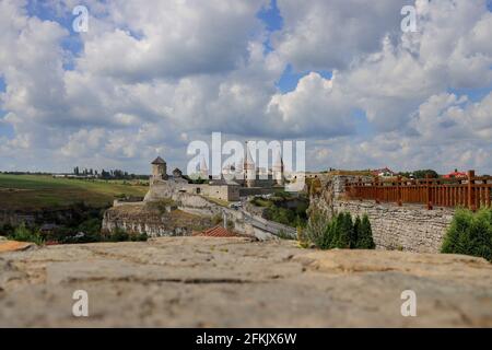 12 agosto 2020 Kamenets Podolsk: Vista panoramica estiva di antico castello fortezza in Kamianets-Podilskyi romantica città. Foto Stock