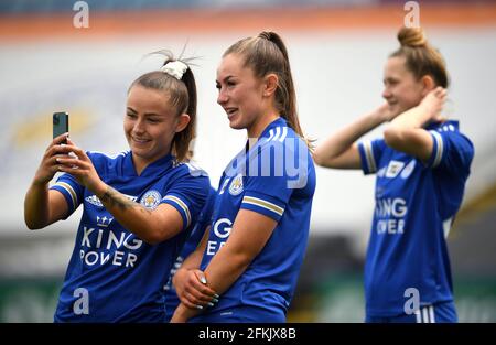 Hannah Cain di Leicester City (a sinistra) prende un selfie dopo il fischio finale durante la partita del Campionato Femminile al King Power Stadium di Leicester. Data di emissione: Domenica 2 maggio 2021. Foto Stock