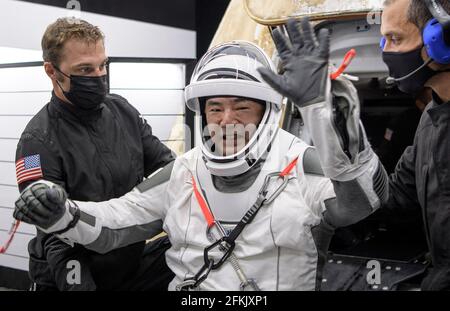 Giappone Aerospace Exploration Agency (JAXA) astronauta Soichi Noguchi è aiutato fuori dalla SpaceX Crew Dragon Resilience a bordo della nave di recupero SpaceX GO Navigator dopo che lui, NASA astronauti Mike Hopkins, Shannon Walker, E Victor Glover, atterrato nel Golfo del Messico al largo della costa di Panama City, Florida, domenica 2 maggio 2021. La missione SpaceX Crew-1 della NASA è stata il primo volo a rotazione dell'equipaggio della navicella spaziale SpaceX Crew Dragon e del razzo Falcon 9 con astronauti per la Stazione spaziale Internazionale come parte del Commercial Crew Program dell'agenzia. Foto di Bill Ingalls / NASA via CNP /AB Foto Stock