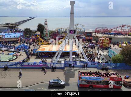 Southend, Regno Unito. 02 maggio 2021. Una vista del molo e dei divertimenti e dei divertimenti di 'Adventure Island' sul lungomare sulla Whitsun Bank hilday Sunday, mentre ancora sotto le restrizioni covid-19. Southend. Essex. REGNO UNITO. 02/05/2021. Credit Garry Bowden/Sport in Pictures/Alamy Live News Credit: Sport in Pictures/Alamy Live News Foto Stock