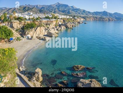 Vista da Balcon de Europa sulla spiaggia Playa de la Calahonda, Nerja, Andalusia, Costa del Sol, Spagna Foto Stock