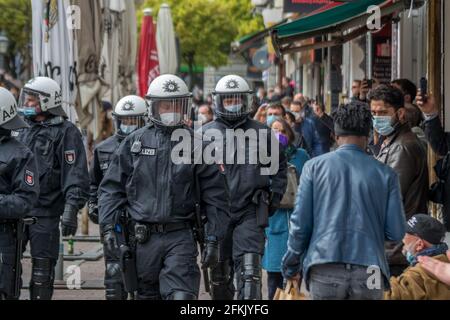 Amburgo, Germania - 1 maggio 2021: Pattugliamento della polizia a bordo di una manifestazione con caschi durante i manifestanti il giorno di maggio, Festa del lavoro Foto Stock