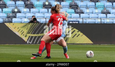 Chloe Kelly di Manchester City è scopato per una penalizzazione da Rebecca Holloway di Birmingham, prima di vivere il campo su una barella con una ferita alle gambe, durante la partita fa Women's Super League al Manchester City Academy Stadium. Data di emissione: Domenica 2 maggio 2021. Foto Stock