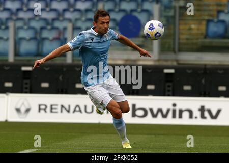 Roma, Italia. 02 maggio 2021. Senad Lulic (Lazio) in azione durante la Serie A match tra SS Lazio e Genova CFC allo Stadio Olimpico il 2 maggio 2021 a Roma. Lazio vince 4-3. (Foto di Giuseppe fama/Pacific Press) Credit: Pacific Press Media Production Corp./Alamy Live News Foto Stock