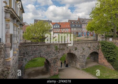 storica schlossplatz con ponte e fosso, francoforte hoechst, germania Foto Stock