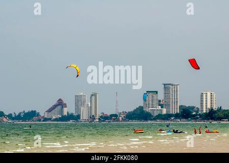 Kite surfisti in azione sulla spiaggia di Hua Hin, Thailandia, in una giornata di sole Foto Stock