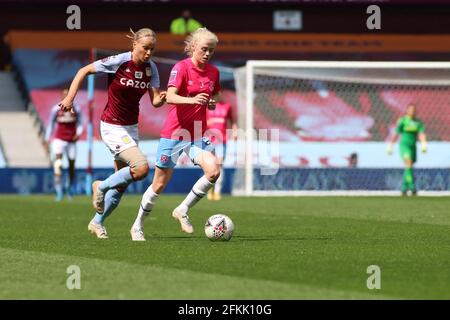 Grace Fisk (22 West Ham United) e Stine Larsen (9 Aston Villa) durante il gioco fa Womens Super League 1 tra Aston Villa e West Ham United al Villa Park di Birmingham. Foto Stock