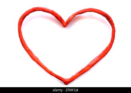 Simbolo del cuore della carta rossa su sfondo bianco. Cuore di carta. Foto Stock