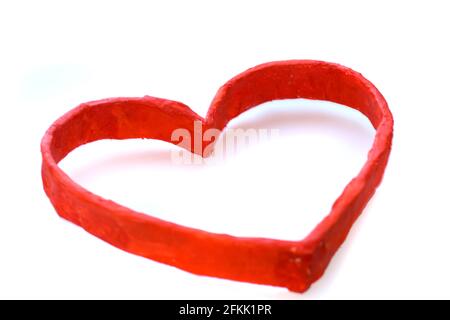 Simbolo del cuore della carta rossa su sfondo bianco. Cuore di carta. Foto Stock