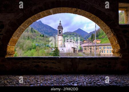 Vista panoramica dell'antica chiesa e della campagna da una splendida Vecchia strada porticata Vista panoramica di antica chiesa e campagna da un bellissimo arco vecchio Foto Stock