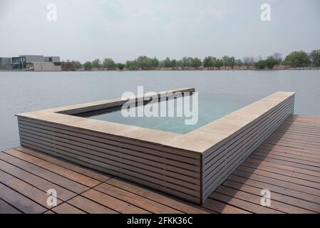 casa di riposo sul lago, giorno nuvoloso, acqua calma, vacanza estiva, uomo grotta, Foto Stock