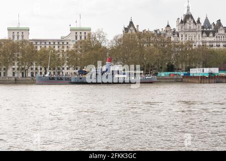 Un Castello SS Tattersall ormeggiato, noto anche come Pub sul Tamigi, sul Victoria Embankment vicino al Savoy Hotel, Londra, Inghilterra, Regno Unito. Foto Stock