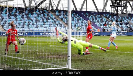 Chloe Kelly di Manchester City segna il 1° gol della sua squadra contro Birmingham City, durante la partita della Super League delle Femminile al Manchester City Academy Stadium. Data di emissione: Domenica 2 maggio 2021. Foto Stock