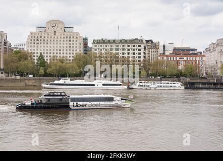 Un Clipper Uber Boat Thames quasi vuoto sul Tamigi, Londra, Inghilterra, Regno Unito. Foto Stock