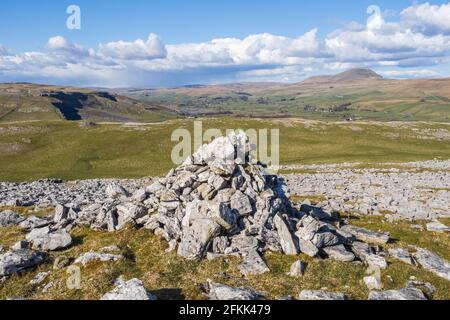 La cima di Smearsett Scar è situata a est di un miglio di cresta calcarea che include anche Pot Scar. Non è presente alcun percorso contrassegnato sulla mappa Foto Stock