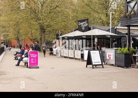 Negozi e ristoranti riaprirsi gradualmente dopo il blocco di Coronavirus a Gabriel's Wharf, Upper Ground, Southbank, Lambeth, Londra, SE1, REGNO UNITO Foto Stock