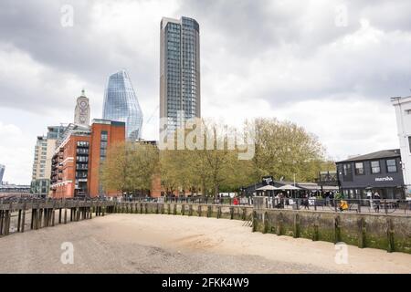 Una spiaggia di sabbia di fronte alla OXO Tower e un Blackfriars da Gabriel's Wharf, Upper Ground, Southbank, Lambeth, Londra, SE1, REGNO UNITO Foto Stock