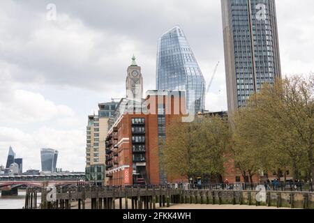 Una spiaggia di sabbia di fronte alla OXO Tower e un Blackfriars da Gabriel's Wharf, Upper Ground, Southbank, Lambeth, Londra, SE1, REGNO UNITO Foto Stock