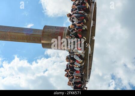 Paultons Park, Romsey, Hampshire, 2 maggio 2021, Regno Unito Meteo: Le nuvole scure si dilanano in una giornata molto soleggiata, ma il parco a tema per famiglie è risparmiato da qualsiasi pioggia docce. L'attrazione è affollata all'inizio di maggio festa della banca domenica dopo la riapertura il 12 aprile al punto 2 della tabella di marcia di blocco. Credit: Paul Biggins/Alamy Live News Foto Stock