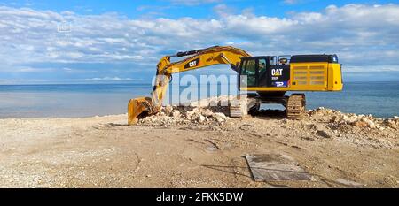 Menton, Francia - 02 maggio 2021: Preparazione estiva pre-stagione alla spiaggia. Sea, Meer, Strand, Caterpillar, escavatore, Turismo, Vacanze, Vacanze, Urlaub, Viaggi | utilizzo in tutto il mondo Foto Stock