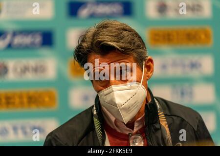 Chorzow, Polonia. 2 maggio 2021; Stadio Slesiano, Chorzow, Polonia; World Athletics Relays 2021, Day 2; il CEO di World Athletics Sebastian Coe parla alla stampa prima delle finali di stasera Credit: Action Plus Sports Images/Alamy Live News Foto Stock