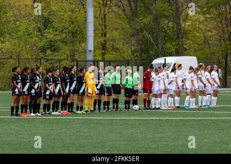 Montclair, Stati Uniti d'America. 01 Maggio 2021. I giocatori di entrambe le squadre si schierano durante la partita della National Womens Soccer League tra il Gotham FC e il Racing Louisville FC al Pittser Field di Montclair, New Jersey, Stati Uniti d'America. Credit: SPP Sport Press Photo. /Alamy Live News Foto Stock