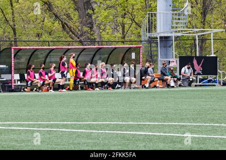 Montclair, Stati Uniti d'America. 01 Maggio 2021. I giocatori si inginocchiano per l'inno prima della partita della National Womens Soccer League tra il Gotham FC e il Racing Louisville FC al Pittser Field di Montclair, New Jersey, Stati Uniti d'America. Credit: SPP Sport Press Photo. /Alamy Live News Foto Stock