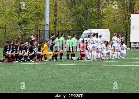 Montclair, Stati Uniti d'America. 01 Maggio 2021. I giocatori si inginocchiano per l'inno prima della partita della National Womens Soccer League tra il Gotham FC e il Racing Louisville FC al Pittser Field di Montclair, New Jersey, Stati Uniti d'America. Credit: SPP Sport Press Photo. /Alamy Live News Foto Stock