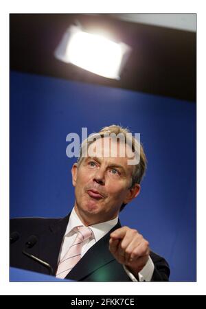 Tony Blair e Jose Manuel Borroso ad una conferenza stampa dopo il vertice dell'E.U. tenutosi a Hampton Court Palace, Londra POOL PICS PICS David Sandison 27/10/2005 Foto Stock