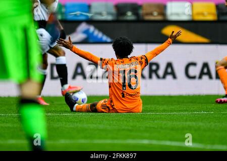 Udine, Italia. 02 maggio 2021. Delusione, frustrazione di Juan Cuadrado (Juventus FC) durante Udinese Calcio vs Juventus FC, Serie calcistica Italiana A partita a Udine, Italia, Maggio 02 2021 Credit: Independent Photo Agency/Alamy Live News Foto Stock