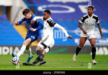 Kai Havertz di Chelsea (a sinistra) e Tosin Adarabioyo di Fulham combattono per il balldurante la partita della Premier League a Stamford Bridge, Londra. Data di emissione: Sabato 1 maggio 2021. Foto Stock