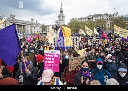 Londra, Regno Unito. 1 maggio 2021. Migliaia di persone partecipano a una dimostrazione di Kill the Bill a Trafalgar Square come parte di una Giornata Nazionale d'azione in coincidenza con la Giornata Internazionale dei lavoratori. Le proteste a livello nazionale sono state organizzate contro la polizia, il crimine, la condanna e i tribunali Bill 2021, che concederebbe alla polizia una serie di nuovi poteri discrezionali per chiudere le proteste. Credit: Mark Kerrison/Alamy Live News Foto Stock