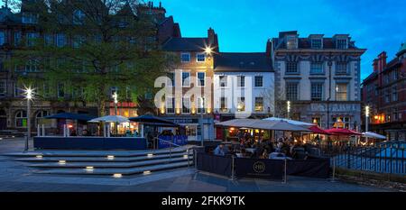 Ristoranti all'aperto nel Bigg Market al crepuscolo, Newcastle upon Tyne, Tyne and Wear, Inghilterra, Regno Unito Foto Stock