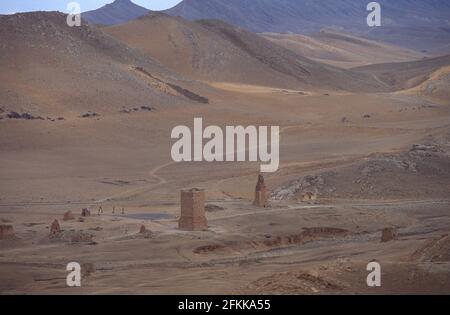 Vista della Valle delle Tombe, da Qalaat Fakhr ad-DIN al-Maani, Palmyra, Siria Foto Stock