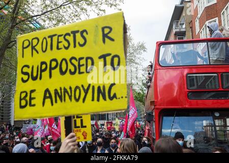 Londra, Regno Unito. 1 maggio 2021. Migliaia di persone protestano fuori dall'ufficio domestico durante una dimostrazione di Kill the Bill come parte di una Giornata nazionale d'azione in coincidenza con la Giornata internazionale dei lavoratori. Le proteste a livello nazionale sono state organizzate contro la polizia, il crimine, la condanna e i tribunali Bill 2021, che concederebbe alla polizia una serie di nuovi poteri discrezionali per chiudere le proteste. Credit: Mark Kerrison/Alamy Live News Foto Stock